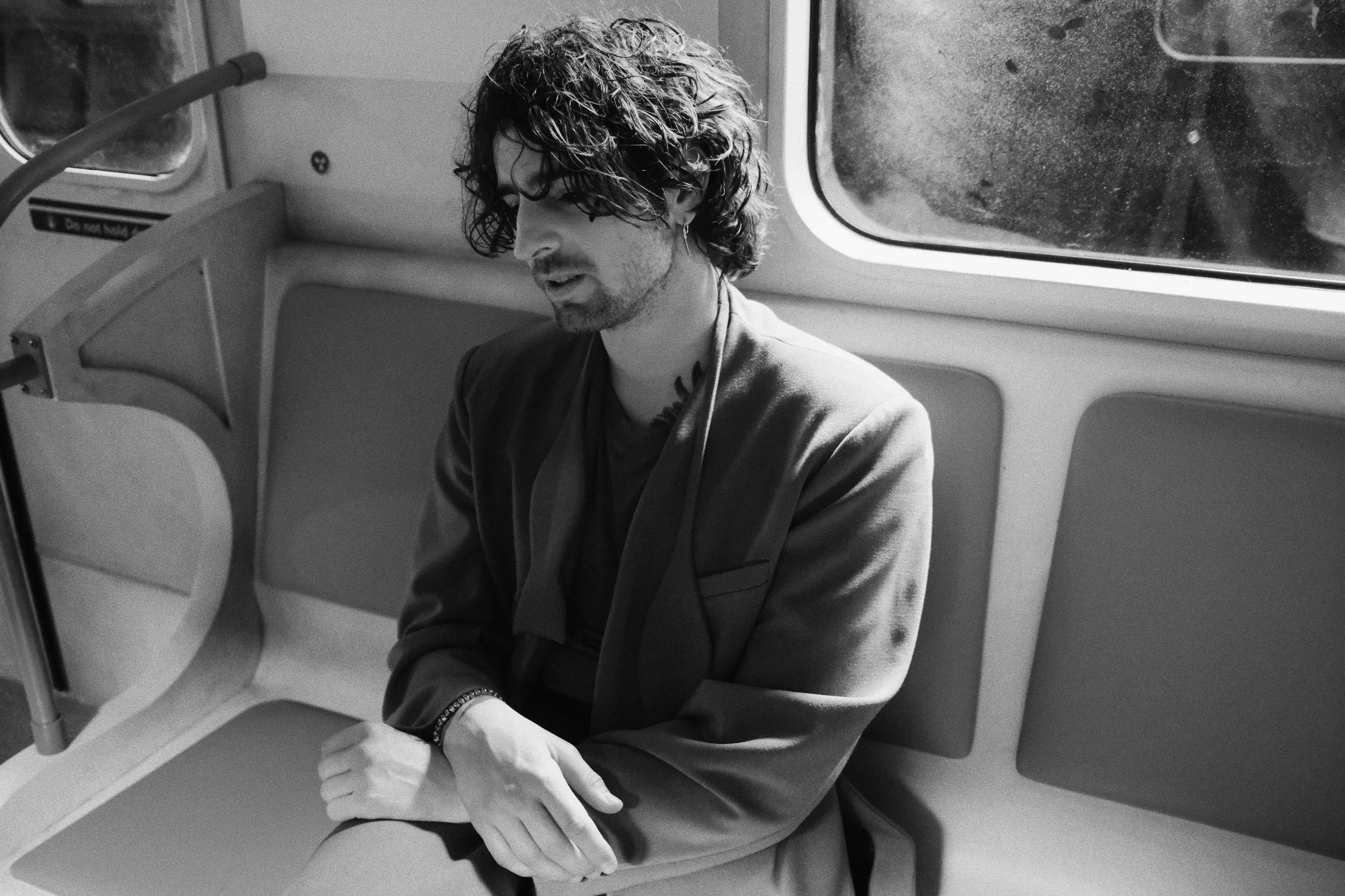 Володимир Дантес випустив трек «Ти не забудь» про кохання, що виживає під час війни